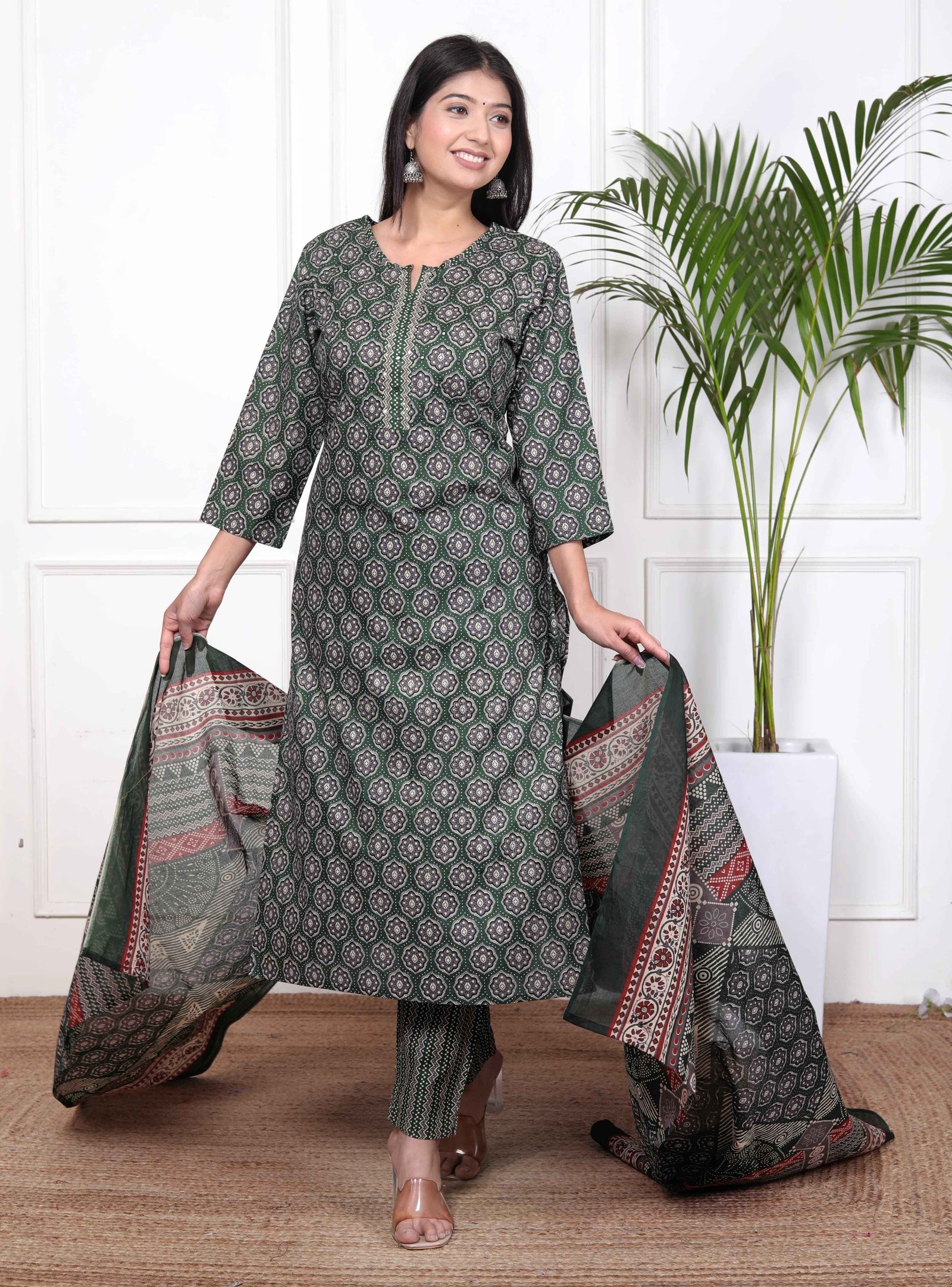 	Semi formal  Green ethnic wear kurta set with Geometric Dupatta
